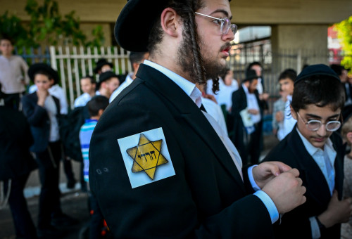 הפגנת חרדים נגד הגיוס עם טלאי צהוב (צילום: אבשלום ששוני, פלאש 90)