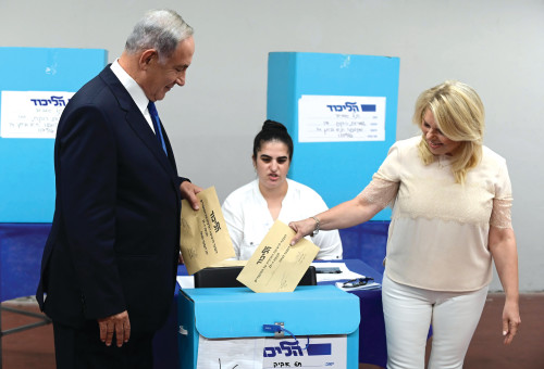 שרה נתניהו ובנימין נתניהו מצביעים בפריימריז של הליכוד, 2022 (צילום: תומר נויברג, פלאש 90)