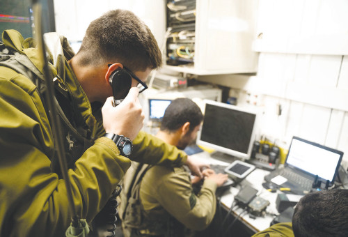 חיילים באגף המודיעין, 8200 (צילום: דובר צהל)