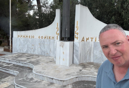 האנדרטה לקהילה היהודית בארגוסטולי (צילום: באדיבות המצולם)