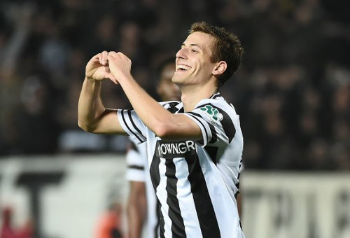 יאניס קונסטנטליאס (צילום: Milos Bicanski - UEFA/UEFA via Getty Images)