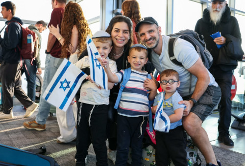 שפחות מהקהילה היהודית-חלבית שעשו עלייה לישראל (צילום: אלישע חנקין, דוברות משרד העלייה והקליטה)
