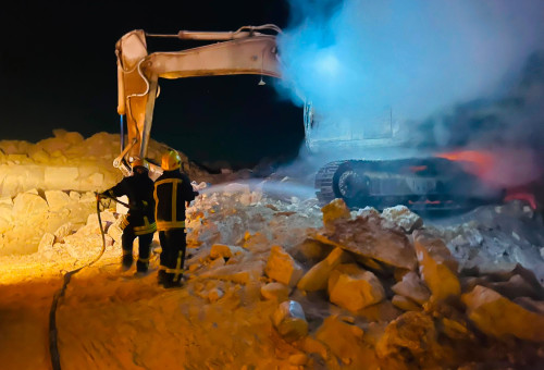 פעילי טרור יהודי הציתו ציוד הנדסי  בואדי רחים וריססו סיסמאות (צילום: שימוש לפי סעיף 27א')