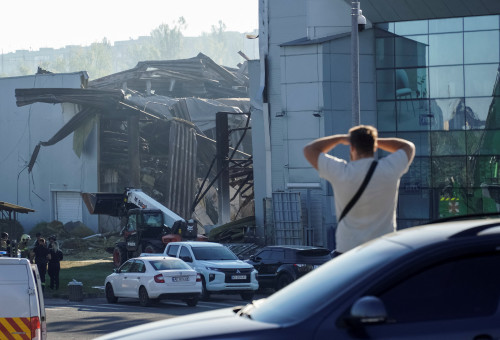 פגיעת המל"ט הרוסי בקניון בעיר קריבי ריה באוקראינה (צילום: REUTERS/Ihor Kuznietsov)