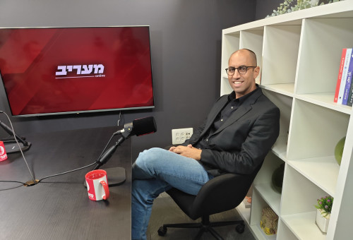 מושיקו ארז בפודקאסט מעריב (צילום: מעריב אונליין)