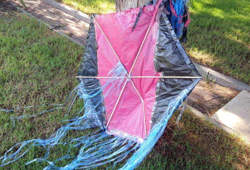 עפיפון שאותר בין חץ שחור לכפר עזה (צילום: ללא קרדיט)