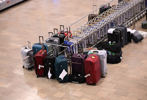 מזוודות ממתינות לאיסוף בנתב"ג (צילום: אבשלום ששוני)