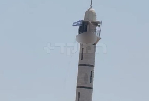 דגל ישראל מתנוסס בראש מסגד בטול כרם (צילום: שימוש לפי סעיף 27א')