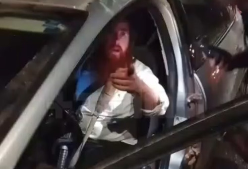 ישראלי חמוש נכנס לכפר הפלסטיני עין עריכ (צילום: צילום מסך רשתות ערביות)