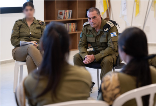 הרמטכ"ל, רב אלוף אייל זמיר במפגש עם התצפיתניות בבסיס אוגדת עזה (צילום: דובר צה"ל)