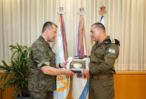 הרמטכ"ל, רא"ל אייל זמיר, רמטכ"ל פינלנד, גנרל יאנה יאקולה (צילום: דובר צהל)
