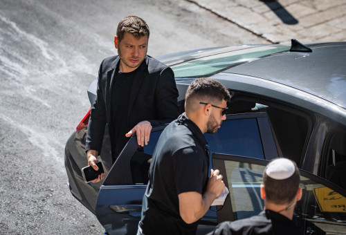 יאיר נתניהו יוצא ממכונית מאובטחת (צילום: חיים גולדברג פלאש 90)
