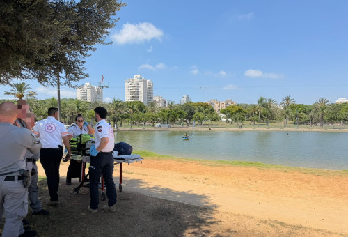צוותי מד"א באגם בפארק דרום בתל אביב (צילום: תיעוד מבצעי מד"א)