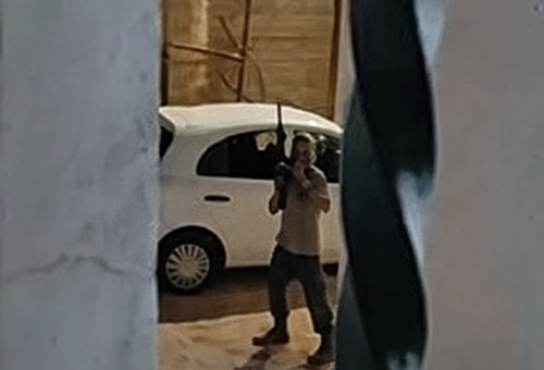 מתנחל עם נשק שלוף בכפר אל מוע'ייר (צילום: צילום מסך,שימוש לפי סעיף 27 א')