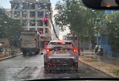 גשם בתל אביב באוגוסט (צילום: בר בולנדי)