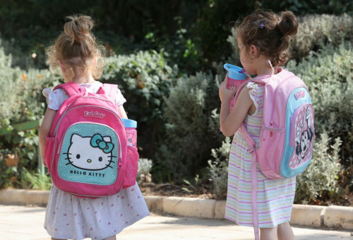 פתיחת שנת הלימודים. ילדות הולכות לגן ולבית ספר (צילום: מרק ישראל סלם)