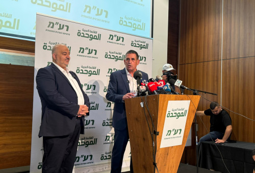 יואב סגלוביץ' בהצהרה משותפת עם מנסור עבאס (צילום: ללא קרדיט)