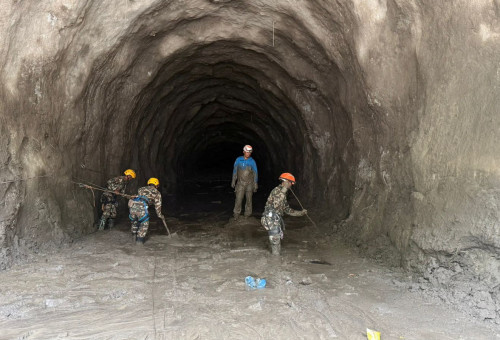 צוות חילוץ באתר מנהרת אנרגיה הידרואלקטרית בנפאל (צילום: רויטרס)