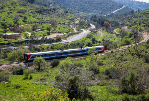 רכבת חוצה דרך עמק הרפאים בפאתי ירושלים (צילום: גרשון אלינסון, פלאש 90)