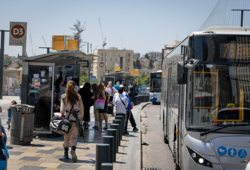 מחכים בתחנת האוטובוס בירושלים (צילום: חיים גולדברג פלאש 90)