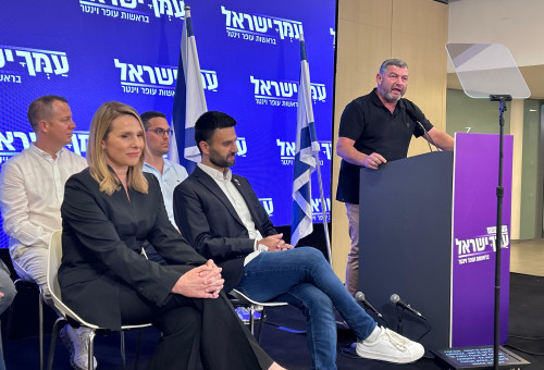 עופר וינטר במהלך ההצהרה (צילום: אבשלום ששוני)
