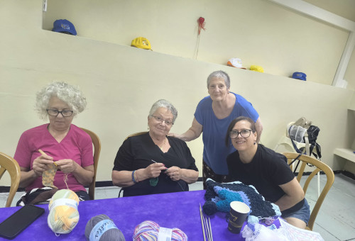 עולות חדשות מדרום אמריקה התכנסו לסדנת סריגה בכרמיאל (צילום: יחצ)