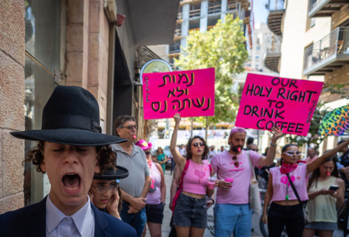 מחאה מחוץ ל"קפה בסמטה" בירושלים (צילום: אורן בן חקון, פלאש 90)
