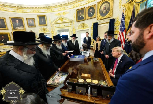 דונלד טראמפ וחסידי סאטמר בבית הלבן (צילום: יח"צ)