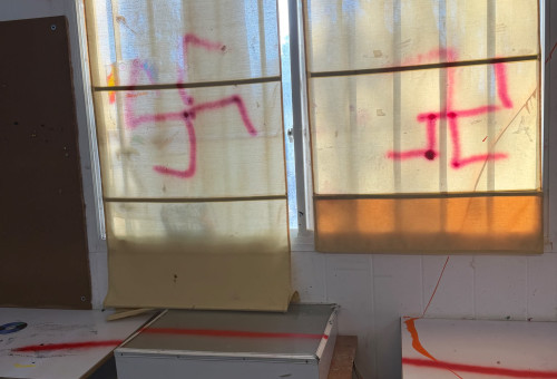 צלב קרס בפרדס חנה (צילום: דוברות המשטרה)