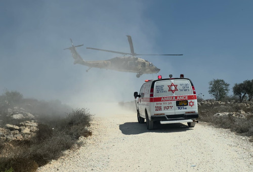 ניידת אמבולנס ומסוק בזירה (צילום: דוברות מד"א)