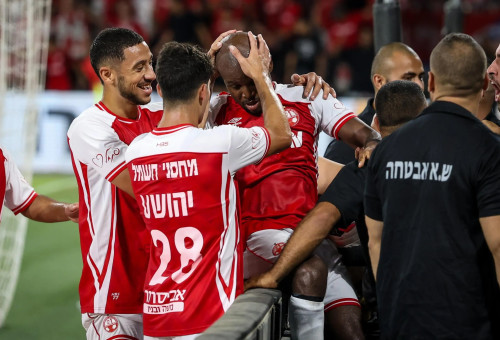 שחקני הפועל באר שבע חוגגים עם ג'בון איסט (צילום: קובי אליהו)
