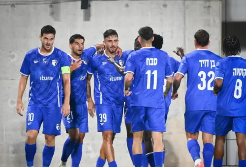 שחקני קרית שמונה חוגגים את השער של גבאי (צילום: ברני ארדוב)