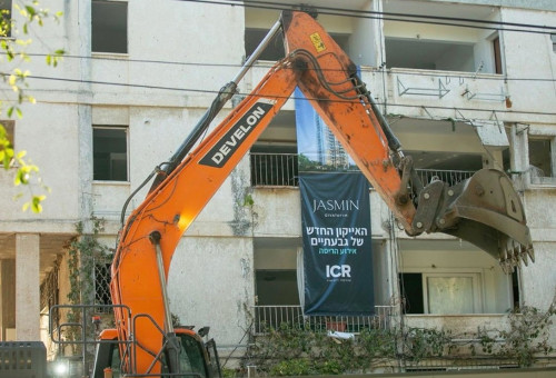 הריסת הבניינים הישנים בגבעתיים (צילום: פיני חדד)