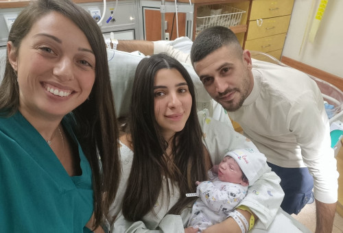 לין ועילאי ואקנין עם בתם בבית החולים וולפסון (צילום: בית חולים וולפסון)