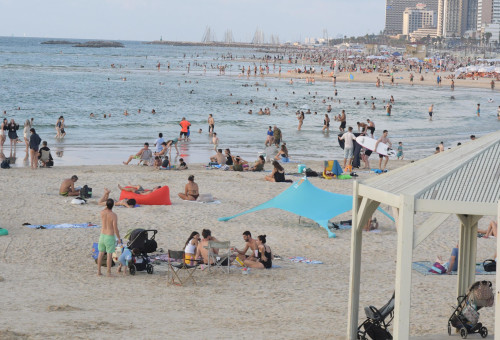 מבלים בחוף הים בתל אביב, ראש השנה תשפ"ז (צילום: אבשלום ששוני)