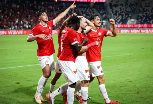 שחקני הפועל תל אביב חוגגים עוד ניצחון מרשים (צילום: קובי אליהו)
