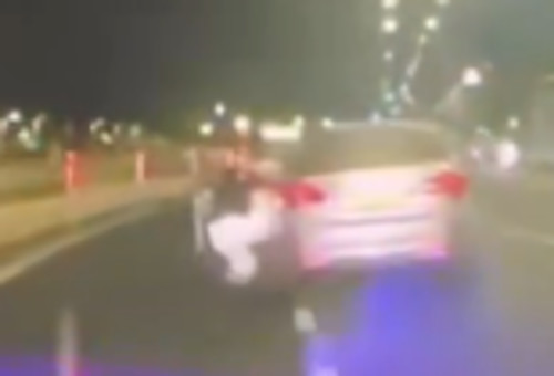 השוטרת נתלית על דלת הרכב (צילום: שימוש לפי סעיף 27 א')