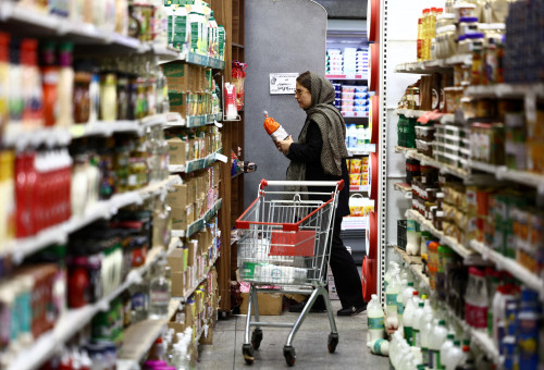 אישה איראנית קונה בסופרמרקט (צילום: REUTERS)
