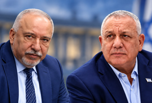 גדי איזנקוט ואיווט ליברמן (צילום: מרק ישראל סלם,אבשלום ששוני,בינה מלאכותית)