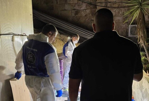 הזירה בה אותרה גופת האישה (צילום: דוברות המשטרה)