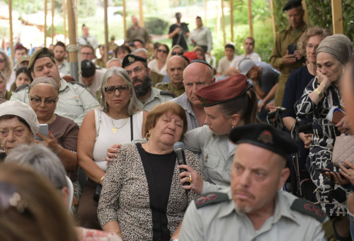 סגן שני עם איבון כהן, אחותו של יעקב זריהן ז"ל (צילום: דובר צה"ל)