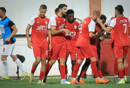 שחקני בני סכנין חוגגים עם לירוי אווסו (צילום: מאור אלקסלסי)