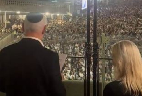ראש הממשלה בנימין נתניהו בתפילה בכותל המערבי (צילום: צילום מסך)