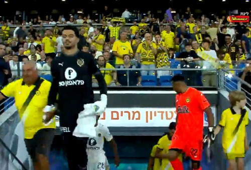 שחקני מכבי נתניה ומכבי תל אביב בעלייה לדשא (צילום: צילום מסך)