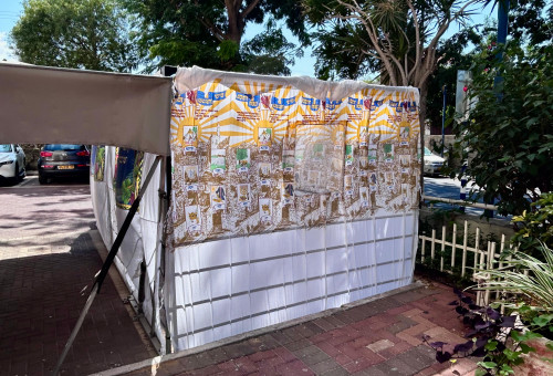 סוכה בבניין מגורים בחולון (צילום: אבשלום ששוני)