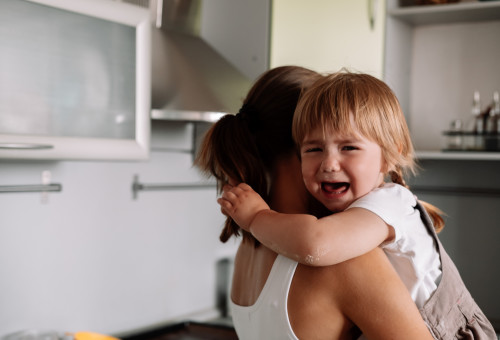 ילדה תינוקת פעוטה בוכה אמא גן  (צילום: Shutterstock)