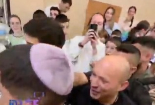 המשטרה מחלצת את נפתלי בנט ממסעדה בבני ברק (צילום: צילום מסך רשת X)