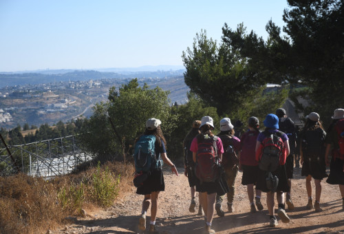 מטיילים בגוש עציון בחול המועד סוכות (צילום: בית הספר שדה כפר עציון)
