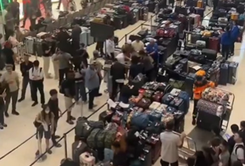 כאוס בנמל התעופה בבנגקוק, תאילנד, בעקבות ההצפות במדינה (צילום: צילום מסך רשת X)
