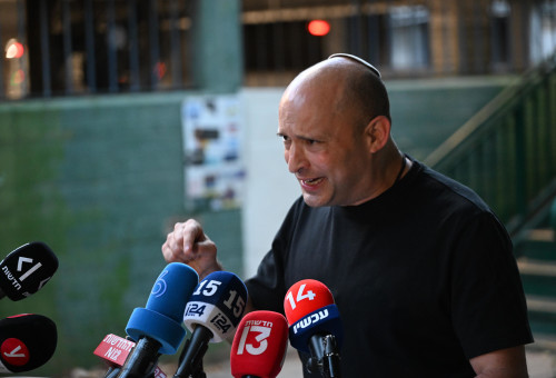 נפתלי בנט בכיכר החטופים (צילום: אבשלום ששוני)